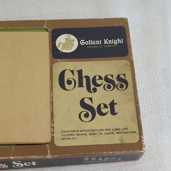 Gallant Knight Chess Set - Picture 4 of 11